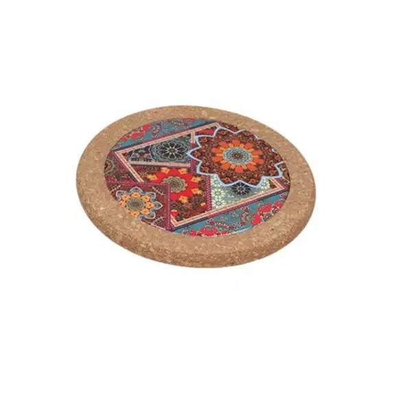 Un accesoriu practic &537;i elegant care adaug&259; un plus de stil în orice buc&259;t&259;rie Realizat din ceramic&259; decorativ&259; de calitate &537;i baz&259; din plut&259; natural&259; acest suport protejeaz&259; mesele &537;i blaturile de temperaturile ridicate în timp ce ofer&259; o not&259; de rafinamentp 