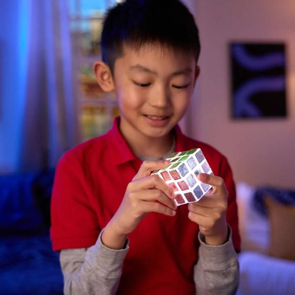 Rubik Pulse este un cub inovator care adauga o noua provocare clasicului joc de logica Cu suprafete luminoase interactive cubul testeaza viteza si indemanarea jucatorilor care trebuie sa il rezolve inainte ca luminile sa se stinga Este o experienta dinamica ce imbina distractia cu presiunea timpului oferind un mod captivant de a exersa gandirea rapida si coordonarea Recomandat pentru copii de peste 8 ani si adulti pasionati de puzzle-uri Rubik Pulse transforma fiecare joc intr-o cursa 
