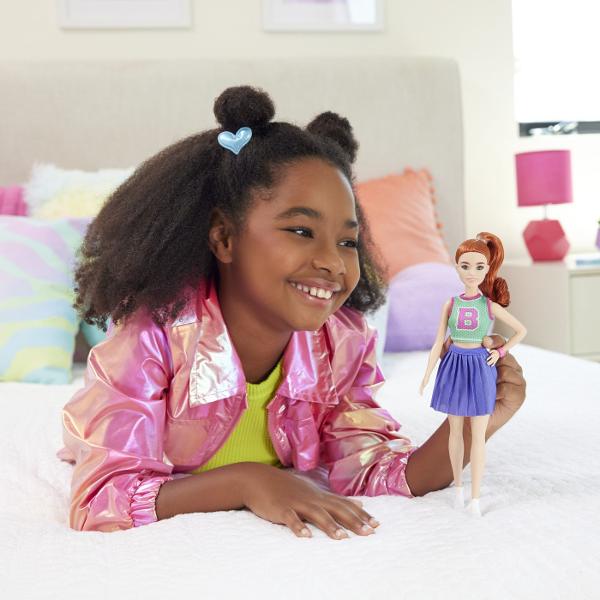 Fashionistas este una dintre cele mai indragite colectii Barbie oferind o gama larga de papusi cu diferite stiluri si accesorii introducand conceptul de diversitate si acceptare in randul fetelor Aceasta colectie include papusi cu diferite tipuri de siluete tonuri de piele culori de ochi si par astfel fetele nu se vor plictisi niciodata si isi vor gasi papusa asemanatoare stilului lor Papusile au stilul lor propriu inspirat de ultimele tendinte din moda si vin cu o tinuta completa 