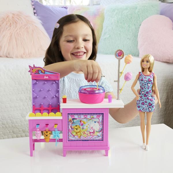 Papusa Barbie Malibu Detectivi pe plaja si setul de joaca cu 20 de accesorii Inspirat din serialul de succes acest set de joaca ii transporta pe fani intr-un spatiu de joaca cu o masina de vata de zahar Copiii pot introduce o moneda in joc si o pot ajuta pe papusa Malibu sa aleaga un premiu  exista un porc un tigru si o roata  si apoi sa se bucure de vata de zahar Papusa Barbie &bdquoMalibu&rdquo este imbracata intr-o rochie casual cu model inima si poarta pantofi sport albi Copiii 