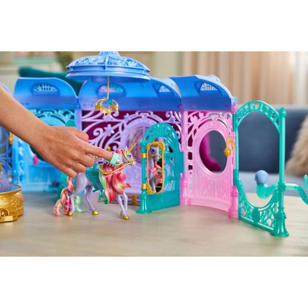 Paseste intr-o lume plina de magie alaturi de Wildstar unicornul exclusiv din seria Unicorn Academy Acest set spectaculos include o fantana iluminata cu sunete magice si un grajd elegant unde unicornii se pot relaxa si pregatiti pentru noi aventuri Cu peste 24 de accesorii tematice si un decor impresionant de aproape 1 metru lungime setul ofera o experienta de joaca fascinanta si interactiva Copiii pot activa efecte de lumina si sunet pentru a recrea atmosfera fermecata din serialul 