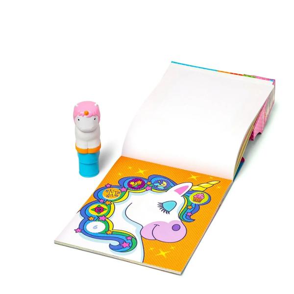 Acest set este o modalitate complet noua de a te juca cu autocolante Lasa-l pe adorabilul unicorn sa se descurce cu pasii tai prin 24 de pagini de activitati distractive cu tematica fantastica de numarat potrivire si cautare Stampila reincarcabila pentru autocolante vine preincarcata cu un teanc de 300 de autocolante asortate - cu 100 de modele unice in fiecare teanc fiecare autocolant este o surpriza Varste 3 ani