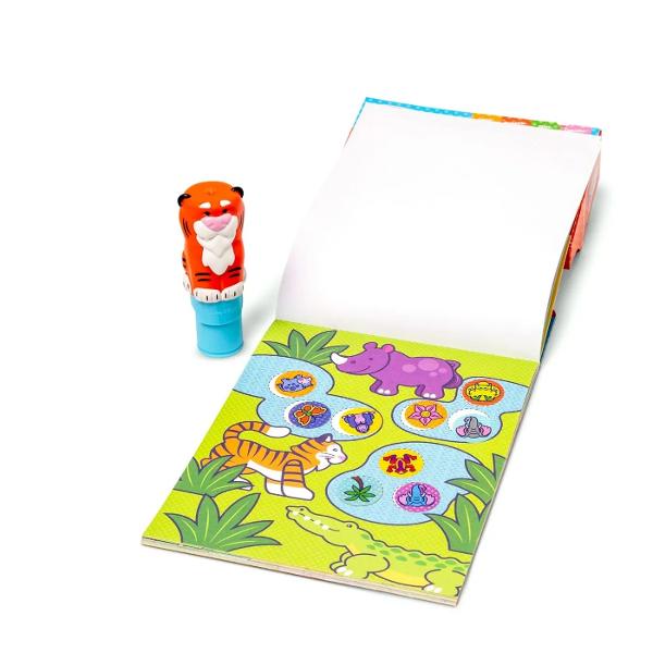 Acest set este o modalitate complet noua de a te juca cu autocolante Lasa-l pe adorabilul tigru sa se descurce cu pasii tai prin 24 de pagini de activitati distractive cu tematica fantastica de numarat potrivire si cautare Stampila reincarcabila pentru autocolante vine preincarcata cu un teanc de 300 de autocolante asortate - cu 100 de modele unice in fiecare teanc fiecare autocolant este o surpriza Varste 3 ani