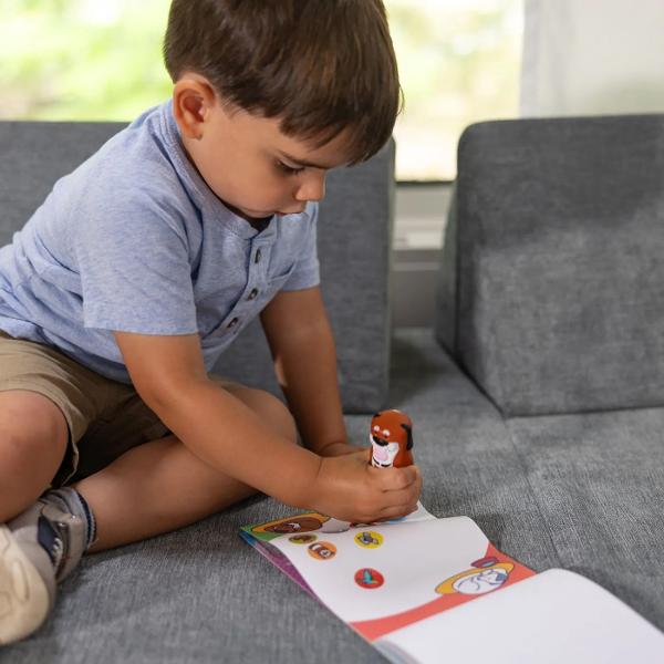 Acest set este o modalitate complet noua de a te juca cu autocolante Lasa-l pe adorabilul catelus sa se descurce cu pasii tai prin 24 de pagini de activitati distractive cu tematica fantastica de numarat potrivire si cautare Stampila reincarcabila pentru autocolante vine preincarcata cu un teanc de 300 de autocolante asortate - cu 100 de modele unice in fiecare teanc fiecare autocolant este o surpriza Varste 3 ani