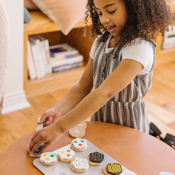 Setul de fursecuri din lemn Melissa and Doug feliat si copt este o introducere dulce in joaca imaginativa in bucatarie Acest set colorat de fursecuri include 12 fursecuri din lemn feliabile 12 ingrediente pentru fursecuri un cutit de lemn o spatula o tava pentru fursecuri si o manusa de bucatarie pentru o joaca sigura si creativa Micul tau brutar se poate preface ca feliaza fursecurile le aseaza pe tava pentru fursecuri se poate preface ca sunt coapte si apoi poate folosi o manusa 