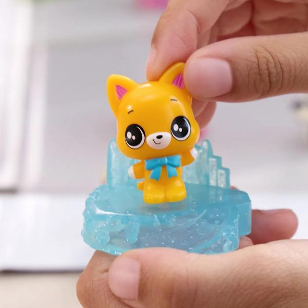 Porneste intr-o aventura adorabila cu personajele tale preferate din Gabbys Dollhouse Filmul Acest set special contine 15 piese inclusiv figurine in miniatura si suporturi pentru expunere inspirate direct din film Cutia se transforma intr-un decor de film oferind copiilor ocazia sa recreeze scene emblematice sau sa inventeze propriile povesti Figurinele sunt viu colorate