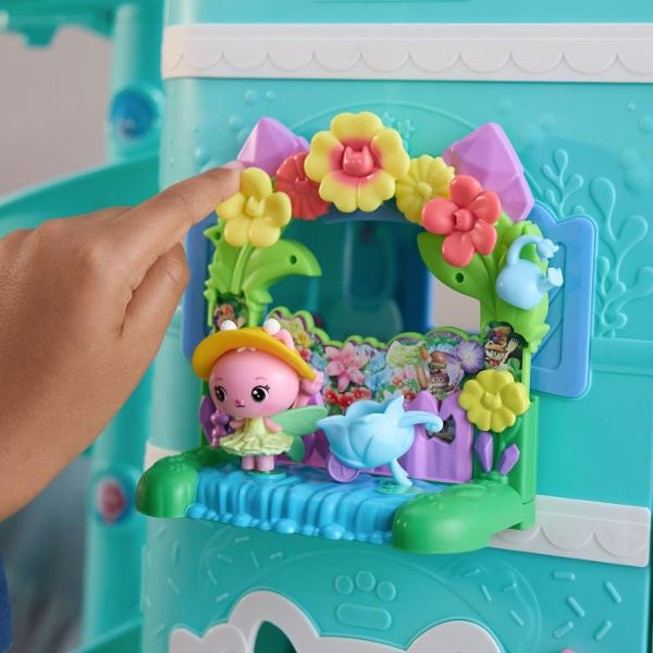 Intra in lumea distractiei alaturi de MerCat si prietenii sai Acest set de joaca colorat inspirat din universul Gabby&39s Dollhousei include balcon figurina MerCat si multiple accesorii tematice care transforma orice moment intr-o aventura captivanta Cu detalii inspirate din lumea marina si un design interactiv acest set incurajeaza joaca imaginativa si dezvoltarea creativitatii Continut 7 piese  figurina MerCat accesorii Potrivit pentru copii de peste 3 ani Acest pachet contine 