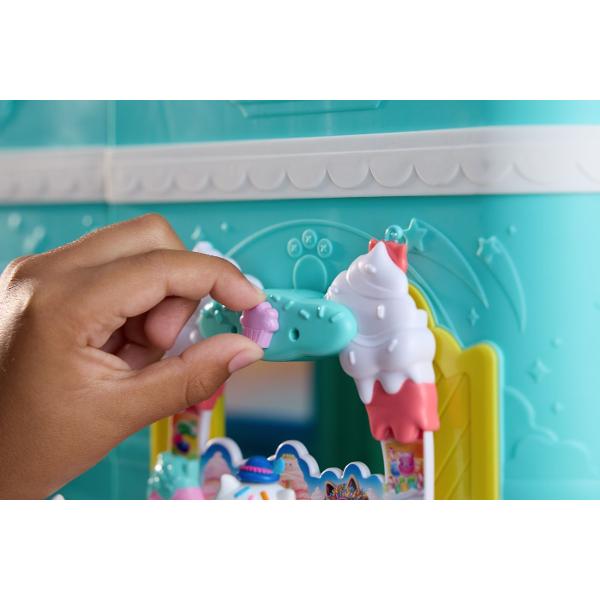 Intra in lumea distractiei alaturi de Gabby si prietenii sai Acest set de joaca colorat inspirat din universul Gabby&39s Dollhousei include balcon figurina si multiple accesorii tematice care transforma orice moment intr-o aventura captivanta Cu detalii inspirate din lumea marina si un design interactiv acest set incurajeaza joaca imaginativa si dezvoltarea creativitatii Continut 7 piese  figurina accesorii Potrivit pentru copii de peste 3 ani Acest pachet contine balconul cu 