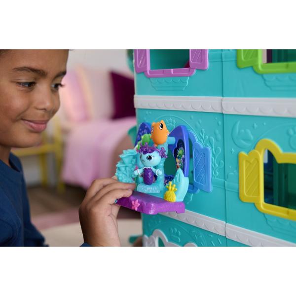 Intra in lumea distractiei alaturi de Gabby si prietenii sai Acest set de joaca colorat inspirat din universul Gabby&39s Dollhousei include balcon figurina si multiple accesorii tematice care transforma orice moment intr-o aventura captivanta Cu detalii inspirate din lumea marina si un design interactiv acest set incurajeaza joaca imaginativa si dezvoltarea creativitatii Continut 7 piese  figurina accesorii Potrivit pentru copii de peste 3 ani Acest pachet contine balconul acvariu 