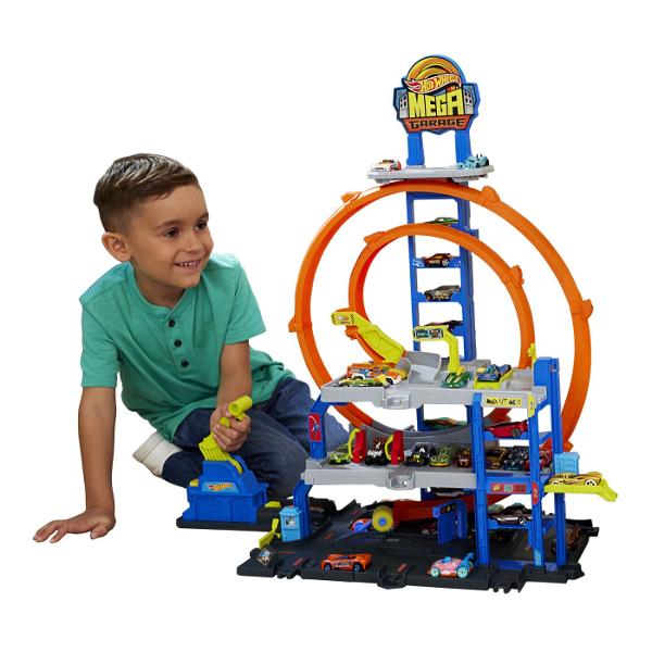 Intra in lumea aventurilor Hot Wheels cu Mega Garaj un set de joaca spectaculos cu 3 niveluri de actiune perfect pentru tinerii piloti care viseaza la curse ametitoare si cascadorii extreme Caracteristici spalatorie auto la parter  pentru un start curat inainte de cursa lansator Slam o singura apasare trimite masina in viteza pe cele doua benzi de competitie deviatoare de pista  schimba traseul si controleaza directia cursei cu o simpla rasucire lift manual actionat de copii  transporta 