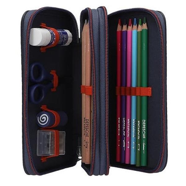 Wow paianjen Penarul albastru Inchis de la Adventure World are un motiv mare usor Inaltat cu efect 3D In fata Cele doua compartimente separate cu fermoar sunt complet echipate cu 12 creioane de colorat 1 creion ascutitoare dubla radiera rigla foarfece si lipici Material 100 poliester