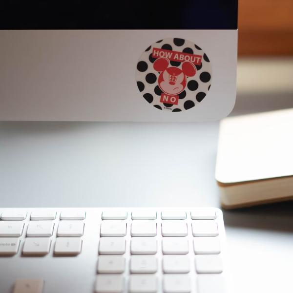 Set stickere Disney Mickey si Minnie 50 de abtibilduri rezistente la apa si reutilizabile produs licentiat Vrei sa iti personalizezi laptopul bicicleta jurnalul caietele valizaskateboardul sau oricare alt obiect Iti oferim aceasta oportunitate cu acest set de stickere Disney Mickey si Minnie produs licentiatPachetul include mai multe abtibilduri in diferite culori si modeleSunt rezistente la apa si se pot reutiliza Suprafata pe care se lipesc aceste stickere trebuie sa fie 