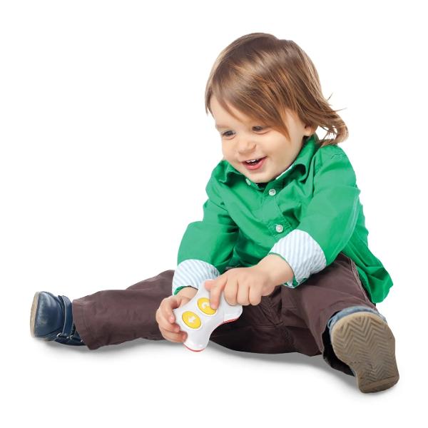 Catelusul cu telecomanda este o jucarie inovativa si captivanta ideala pentru copiii cu varsta incepand de la 18 luni Conceput pentru a introduce micutii in lumea literelor formelor si a frazelor distractive acest catelus aduce o experienta de invatare interactiva si plina de distractie Modul de invatare este un aspect crucial al jucariei oferind copiilor oportunitatea de a descoperi literele si formele intr-un mod captivant In timp ce interactioneaza cu catelusul cei mici vor putea sa 