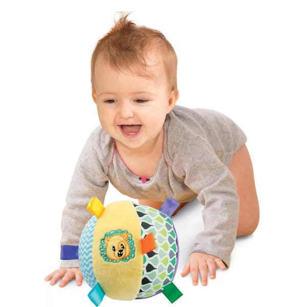Mingea zornaitoare moale cu leu brodat este jucaria ideala pentru stimularea simturilor bebelusilor Fabricata din materiale de inalta calitate aceasta minge este delicata la atingere si sigura pentru joaca Leul brodat adauga un element vizual atractiv care va captiva atentia celor mici Etichetele cu bucla sunt concepute pentru a ajuta la dezvoltarea abilitatilor motorii fine Cand este agitata mingea produce un sunet delicat de zornaitoare care atrage atentia bebelusului si il incurajeaza 