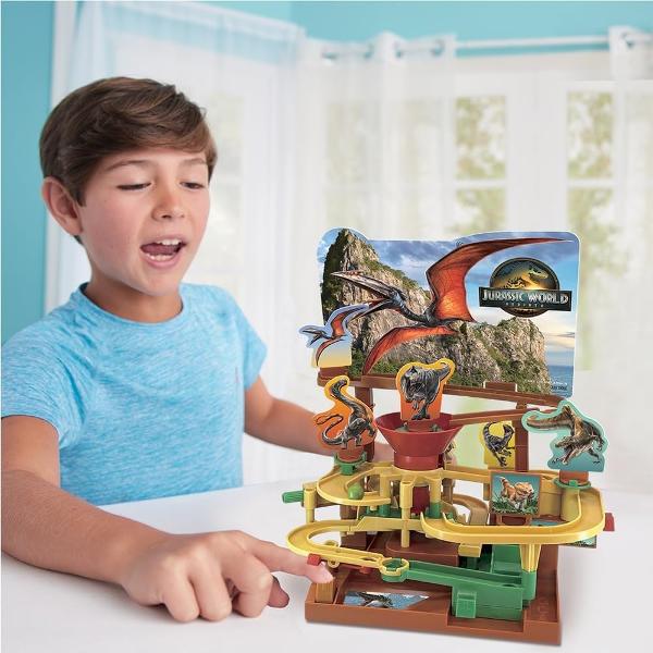 Emo&539;ie pur&259; Jocul de aventur&259; Jurassic World de la EPOCH Games aduce misiuni pline de ac&539;iune de pe ecranul cinematografului direct în sufragerie Provocarea manevreaz&259; în siguran&539;&259; bila prin 10 obstacole dificile f&259;r&259; a ie&537;i de pe traseu sau a fi atacat de dinozauri periculo&537;i Cu butoane &537;i comenzi bila este ghidat&259; inteligent prin labirint Fiecare pas necesit&259; cea mai mare concentrare deoarece abaterile 