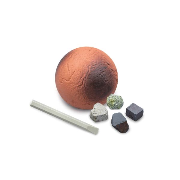  Asambleaza un vehicul care se va putea alimenta cu energie solara Robotelul poate functiona si cu o baterie LR06-AA neinclusa astfel incat sa te poti juca chiar si fara lumina soarelui Exploreaza mai departe excavand un bloc de ipsos pentru a descoperi patru roci autentice- andezit magnetit hematit si olivina - similare cu mineralele gasite pe marte de roverele stiintifice Dimensiunile rover-ului asamblat 22514 