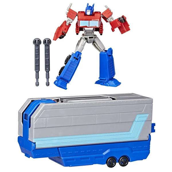 Setul de joaca Transformers EarthSpark Optimus Prime camionul cu remorca de lupta aduce actiunea din universul Transformers direct in jocul copiilor Acest set impresionant combina vehiculul camion clasic al lui Optimus Prime cu o remorca de lupta care se transforma usor intr-o baza de lupta Cu o singura miscare Optimus Prime trece din modul camion in robot pregatit de actiune iar remorca ofera spatiu pentru arme si lansare spectaculoase Jucaria include efecte speciale de lumini si sunete 