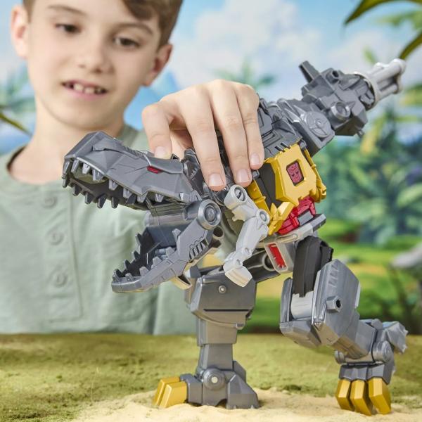 In Transformers CYBERWORLD copiii decid ce se intampla si incepe cu jucarii grozave precum figurina Grimlock Aceasta jucarie Grimlock de 225 cm se transforma din robot in dinozaur in doar 4 pasi suficient de simpli pentru copiii cu varsta de 6 ani si peste In modul robot aceasta jucarie dispune de un brat blaster rotativ un brat de dinozaur care roade si un panou pe piept care se deschide intr-un costum robot pentru figurine Cyber &8203;&8203;Changers fiecare vandut separat in functie 