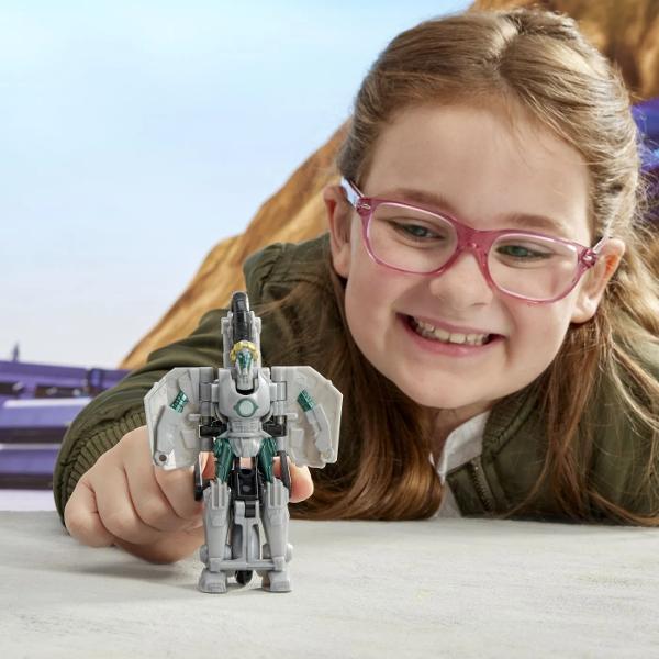 Intra in actiune cu figurina Transformers EarthSpark 1-Step Smash Changer Converteste aceasta figurina Transformers din modul vehicul in modul robot lovind-o de o suprafata plana Vehiculul se transforma intr-o jucarie robot Cu o conversie manuala intr-un singur pas copiii il pot transforma din robot inapoi in vehicul - apoi il pot iubi din nou pentru o joaca super satisfacatoare si agitata Figurina Transformers 1-Step Smash Changers prezinta personaje populare din serialul Transformers 