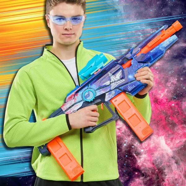 Da viata jocurilor video si personalizeaza-ti pistolul suprem Pistolul Nerf Loadout Galactic Commander dispune de trei moduri de tragere semiautomat rafala cu 3 sageti si complet automat Pachetul include o luneta un stoc de incarcator si un accesoriu de teava toate interschimbabile cu alte pistole Loadout plus doua incarcatoare cu 18 sageti Echipat cu legendarul skin Galactic Commander acest pistol iti va supraalimenta bataliile spatiale epice Pistolul Nerf Loadout Galactic Commander 