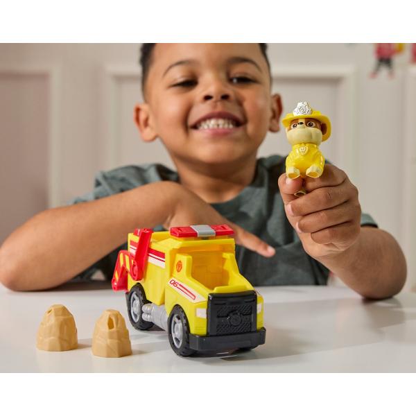 Alarma de incendiu a pornit Personajele sunt gata de actiune in misiunea de pompier la volanul vehiculului de salvare Fire Rescue Echipat cu furtunuri scara si detalii realiste acest camion transforma joaca intr-o experienta plina de adrenalina si eroism Figurinele poarta uniforma de pompier si sunt pregatite de actiune Continut 1 vehicul de pompieri si figurina Potrivit pentru copii de peste 3 ani Acest pachet contine personajul Rubble