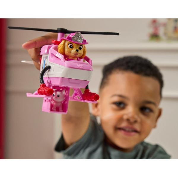 Alarma de incendiu a pornit Personajele sunt gata de actiune in misiunea de pompier la volanul vehiculului de salvare Fire Rescue Echipat cu furtunuri scara si detalii realiste acest camion transforma joaca intr-o experienta plina de adrenalina si eroism Figurinele poarta uniforma de pompier si sunt pregatite de actiune Continut 1 vehicul de pompieri si figurina Potrivit pentru copii de peste 3 ani Acest pachet contine personajul Skye