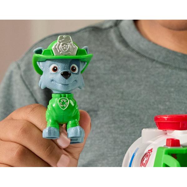 Alarma de incendiu a pornit Personajele sunt gata de actiune in misiunea de pompier la volanul vehiculului de salvare Fire Rescue Echipat cu furtunuri scara si detalii realiste acest camion transforma joaca intr-o experienta plina de adrenalina si eroism Figurinele poarta uniforma de pompier si sunt pregatite de actiune Continut 1 vehicul de pompieri si figurina Potrivit pentru copii de peste 3 ani Acest pachet contine personajul Rocky