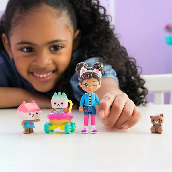 Paseste in lumea magica a casei de papusi a lui Gabby cu setul de personaje Kitty Care Acest set de personaje ii include pe Gabby Bebe Cutiuta Baby Benny Box si caruciorul foarte dragut in forma de gogoasa al lui Baby Benny Fiecare personaj prezinta detalii autentice fidele serialului Fa memorabila intrarea lor in jocul din casa de papusi cu o lume de personaje de jucarie adorabile accesorii pentru case de papusi si mobilier pentru case de papusi pe care sa le colectionati si sa le 