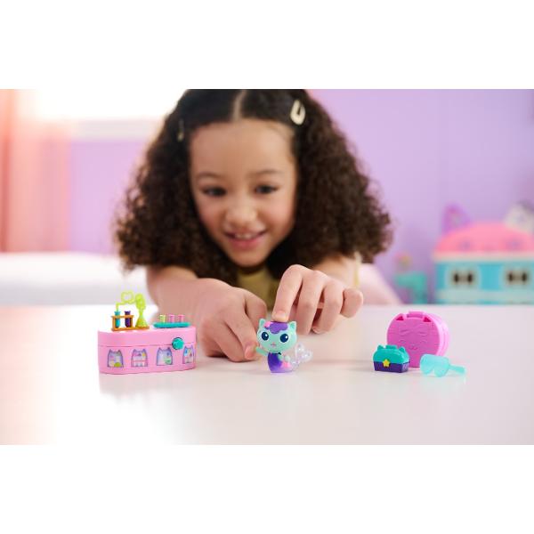 Faceti echipa cu Baby Box Cat pentru aventuri captivante in casuta de papusi Baby Box este imbracata in tinuta ei semnatura Gabby&rsquos Dollhouse si vine cu micul ei robot artizanal si distribuitorul ei de banda pentru pisicute Setul include de asemenea un raft de artizanat cu o activare ascunsa astfel incat sa puteti apasa sticla pentru a face sa apara alte borcane pe raft Apoi asa cum face Gabby in fiecare episod despacheteaza o casa de papusi pentru a descoperi o jucarie surpriza 