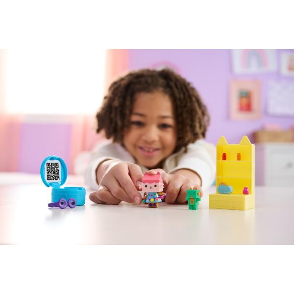 Faceti echipa cu Baby Box Cat pentru aventuri captivante in casuta de papusi Baby Box este imbracata in tinuta ei semnatura Gabby&rsquos Dollhouse si vine cu micul ei robot artizanal si distribuitorul ei de banda pentru pisicute Setul include de asemenea un raft de artizanat cu o activare ascunsa astfel incat sa puteti apasa sticla pentru a face sa apara alte borcane pe raft Apoi asa cum face Gabby in fiecare episod despacheteaza o casa de papusi pentru a descoperi o jucarie surpriza 