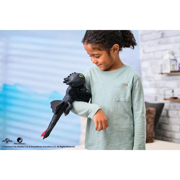 Indreapta-te spre ceruri cu Toothless Aceasta jucarie de plus inovatoare prezinta dragonul iconic din Cum sa-ti dresezi dragonul cu detalii fidele filmului inclusiv plus negru moale cu solzi stralucitori gheare de pasla si ochi verzi stralucitori brodati Toothless este gata sa isi ia zborul cu aripi mari catifelate si moi care ating 41 cm in diametru permitandu-i sa planeze si sa te transporte pe Insula Berk Pur si simplu fixati doua degete sub ghearele sale frontale trageti inapoi 