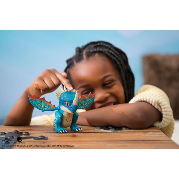 Aduceti aventura din How To Train Your Dragon acasa cu dragonul cu sunete Bucura-te de propriul tau Night Fury cu miscari realiste ale capului si stil autentic de film pe masura ce iti cunosti dragonul Dragonul prinde viata cu 25 de sunete diferite pe masura ce ii mangai capul Porneste-ti dragonul si trezeste-l cu o simpla atingere Aceasta jucarie dragon are dimensiunea potrivita pentru a fi luata din mers sau pentru a va bucura acasa de propriul dragon Baterii incluse Copiii isi pot 