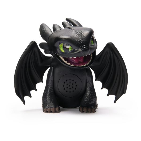 Aduceti aventura din How To Train Your Dragon acasa cu dragonul cu sunete Bucura-te de propriul tau Night Fury cu miscari realiste ale capului si stil autentic de film pe masura ce iti cunosti dragonul Dragonul prinde viata cu 25 de sunete diferite pe masura ce ii mangai capul Porneste-ti dragonul si trezeste-l cu o simpla atingere Aceasta jucarie dragon are dimensiunea potrivita pentru a fi luata din mers sau pentru a va bucura acasa de propriul dragon Baterii incluse Copiii isi pot 