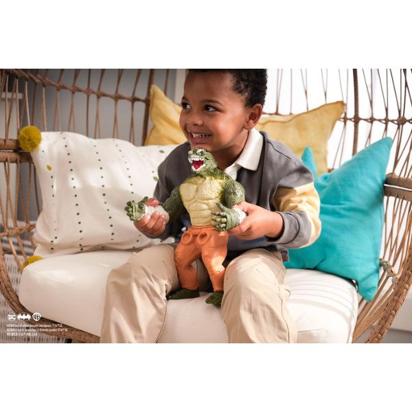 Intra in Gotham cum n-ai facut-o niciodata cu personajele Batman din seria gigantilor Fie ca este vorba de insusi Cavalerul Negru sau de formidabilul Rege Rechin aceste personaje sunt perfecte pentru fanii tineri cu o imaginatie bogata Mai mari decat personajele standard de 30 cm seria gigantilor este ideala pentru jocul creativ si povestirea distractiva Fiecare personaj e modelat in detaliu si are 11 puncte de articulare permitand copiilor sa isi aseze personajele in pozitii dinamice 