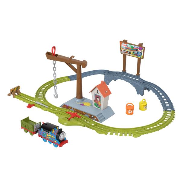 Copiii de varsta prescolara isi pot trimite bunul prieten Thomas in cursa prin statia Wayland pentru a ridica si livra vopsea cu acest set de tren si sina motorizat Thomas &amp Friends de la Fisher-Price Apasati comutatorul de deasupra motorului pentru a-l trimite pe Thomas sa alerge de-a lungul pistei Dar ai grija Pe masura ce Thomas trage camionul cu probleme peste pod cutiile de vopsea se vor clatina si se vor arunca din patul camionului Necesita 2 baterii AAA neincluse