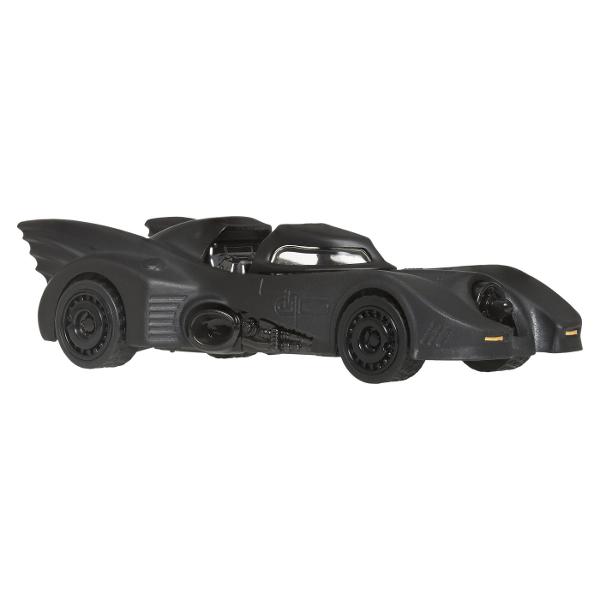 Aceste vehicule din metal Hot Wheels sunt la scara 143 cu decor autentic Fiecare include o caracteristica interactiva precum Rolomatics care evidentiaza miscarile motorului sau usile capotele sau portbagajul care se deschid Cu detalii atat de grozave posibilitatile de joaca sunt nesfarsite pentru copii iar colectionarii le vor dori pe toate Fiecare se vinde separat in functie de disponibilitate Culorile si decoratiunile pot varia Acest pachet contine masinuta metalica Hot Wheels 