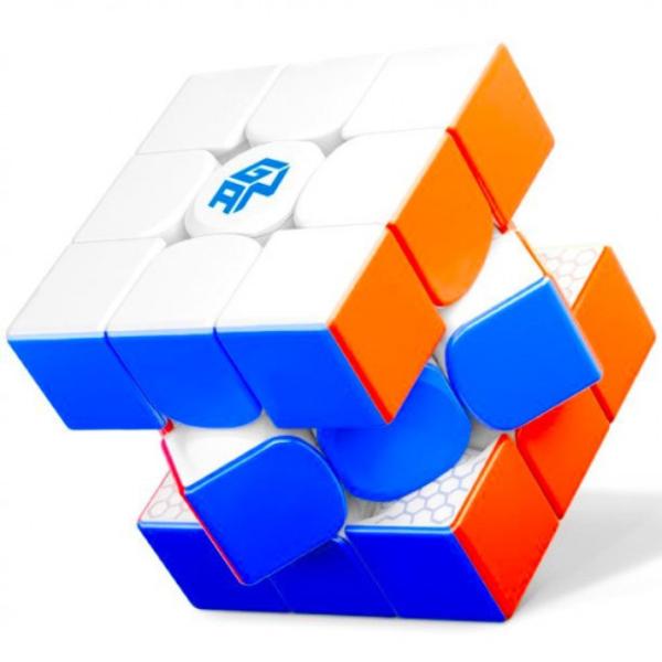 Cubul GAN13 Maglev este varful inovatiei in tehnologia cuburilor de viteza conceput pentru cei care cauta perfectiunea in fiecare miscare Acest cub avansat 3x3 introduce functii revolutionare care imbunatatesc atat viteza cat si controlul stabilind un nou standard pentru cuburile magnetice Experimenteaza rotiri aproape fara frecare datorita tehnologiei maglev unde respingerea magnetica creeaza un strat exterior ce &bdquoleviteaza&rdquo Acest lucru reduce semnificativ rezistenta 