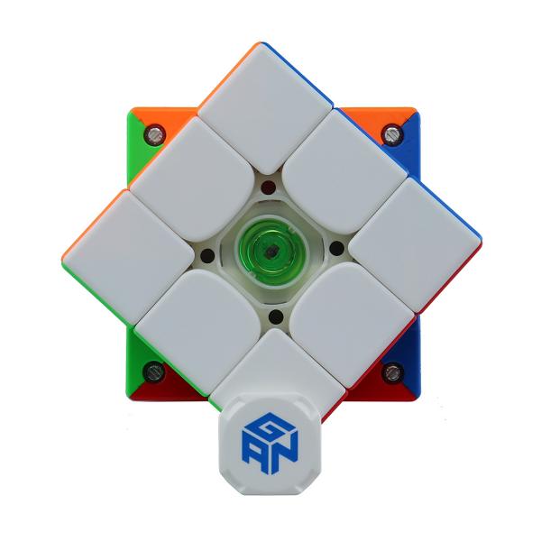 Seria de caracteristici surprinzatoare continua GAN face din cuberi speedcuberi Alegand produsele GAN &8203;alegi cel mai de succes brand de cuburi din lume GAN356 i3 este primul cub smart din lume cu magneti reglabili GAN356 i3 are cel mai nou sistem de magnet GAN GMS v4 cu 7 niveluri de putere a magnetului si 9 tipuri de ajustari ale tensiunii in total 63 de optiuni de ajustare Echipat cu smart core 30 face ca GAN356 i3 sa faca upgrade la aproape 0 pasi pierduti 15 ore de viata a 