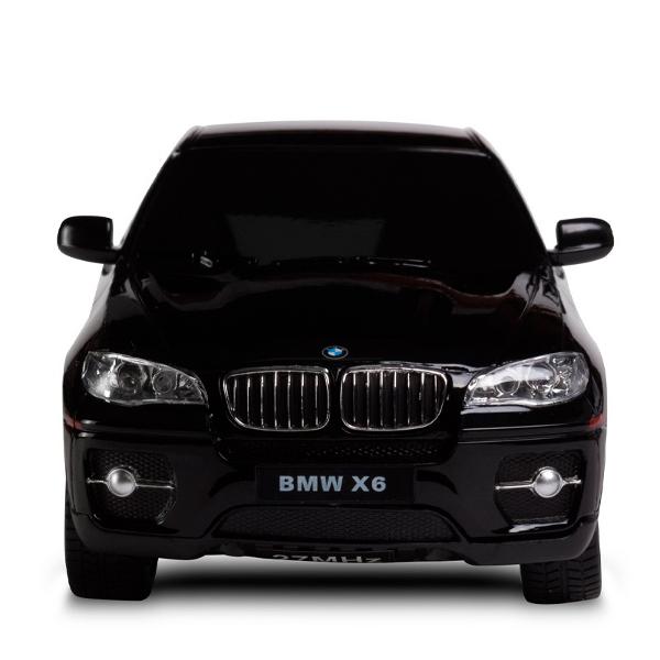 Copilul dumneavoastra se poate juca in voie cu masina cu telecomanda Bmw X6 scara 1 la 24 oferita de brandul international Rastar Nicio cursa nu este imposibil de castigat cu acesta masinuta replica oficiala cu licenta a modelului original construita cu mare atentie la detalii Masinuta are proportiile ideale pentru momente pline de distractie si amuzament avand dimensiunile in centimetri dupa cum urmeaza  2049274Masinuta functioneaza pe frecventa de 24GAlimentarea se face astfel  