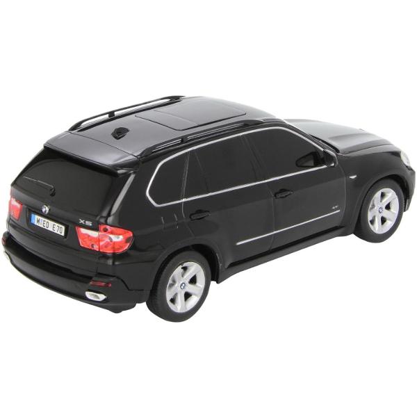 Copilul dumneavoastra se poate juca in voie cu masina cu telecomanda Bmw X5 scara 1 la 18 oferita de brandul international Rastar Nicio cursa nu este imposibil de castigat cu acesta masinuta replica oficiala cu licenta a modelului original construita cu mare atentie la detalii Masinuta are proportiile ideale pentru momente pline de distractie si amuzament avand dimensiunile in centimetri dupa cum urmeaza  275104105Masinuta functioneaza pe frecventa de 24GAlimentarea se face astfel 