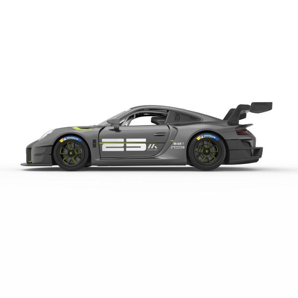 Copilul dumneavoastra se poate juca in voie cu masina cu telecomanda PORSCHE 911 GT2 RS CLUBSPORT 25 scara 1 la 14 oferita de brandul international Rastar Nicio cursa nu este imposibil de castigat cu acesta masinuta replica oficiala cu licenta a modelului original construita cu mare atentie la detalii Masinuta are proportiile ideale pentru momente pline de distractie si amuzamentMasinuta functioneaza pe frecventa de 24GAlimentarea se face astfel  pentru masinuta sunt necesare 5 baterii 
