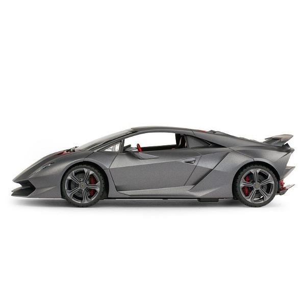 Copilul dumneavoastra se poate juca in voie cu masina cu telecomanda LAMBORGHINI SESTO ELEMENTO scara 1 la 14 oferita de brandul international Rastar Nicio cursa nu este imposibil de castigat cu acesta masinuta replica oficiala cu licenta a modelului original construita cu mare atentie la detalii Masinuta are proportiile ideale pentru momente pline de distractie si amuzamentMasinuta functioneaza pe frecventa de 24GAlimentarea se face astfel  pentru masinuta sunt necesare 5 baterii tip 