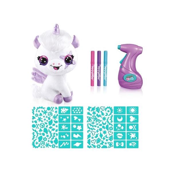 Personalizeaza-ti unicornul de plus Airbrush Plush si creeaza un prieten magic care straluceste in intuneric  Cu spray-ul markerele si sabloanele incluse copiii pot sa-si exprime creativitatea intr-un mod unic Procesul este simplu si super distractiv introduceti markerul colorat in aparatul de pulverizare si lasati inspiratia sa prinda viata Adorabilul unicorn de plus vine cu aripi frumos colorate care lumineaza in intuneric adaugand o nota de magie fiecarui design  Setul 