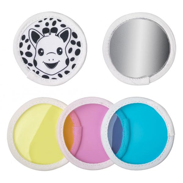 Aceasta jucarie magica este ideala pentru a dezvolta vederea copilului este recomandata de la nastere pana la 24 luniAceasta jucarie evolutiva este formata dintr-un cadru din cauciuc 100 natural &537;i 4 lentile interschimbabile care ajuta la dezvoltarea vederii copilului pe masura ce inainteaza in varsta De la varsta de 2-3 luni se familiarizeaza cu contrastele alb-negru In jurul varstei de 3-4 luni bebelusul isi descopera reflexia in 