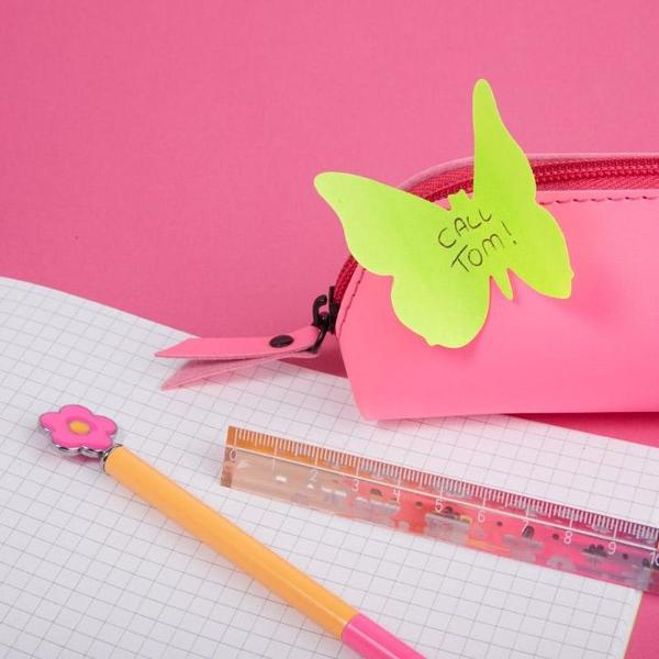Aceste noti&539;e autoadezive cu fluturi frumo&537;i sunt practice &537;i r&259;spândesc voie bun&259; Perfecte pentru noti&539;e rapide ur&259;ri de ziua de na&537;tere sau pur &537;i simplu pentru a face pe cineva s&259; zâmbeasc&259; Culorile neon &537;i folia argintie fac din acest ambalaj cadoul perfect Fiecare bloc con&539;ine 100 de coli în 5 culori neon diferite Dimensiune aprox 65 x 50 cm