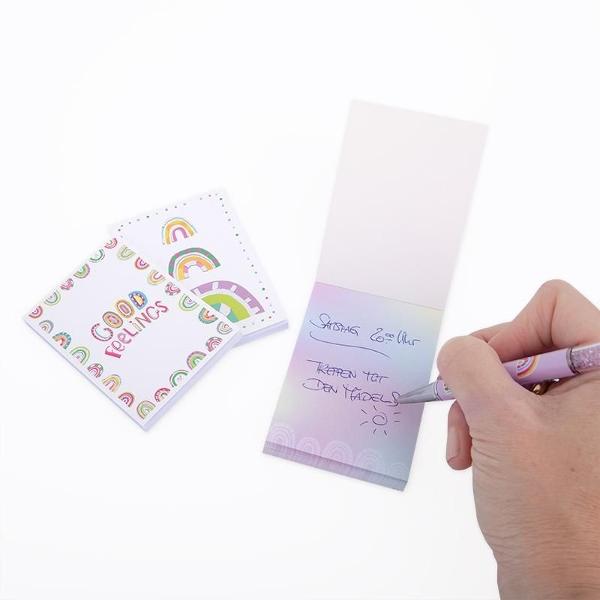 Str&259;lucitor de frumoase Aceste blocnotesuri colorate cu elemente argintii str&259;lucitoare pe copert&259; transform&259; noti&539;ele tale într-o atrac&539;ie fabuloas&259;Disponibile în trei modele diferite fiecare cu 40 de coli imprimate pe o singur&259; fa&539;&259;