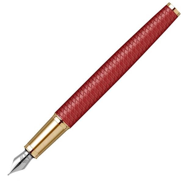 Corp din aluminiu cizelat cu model romboidal lacuit cu multiple straturi de lac rosuCapacul se inchide prin apasareAccesorii din alama placate cu aur de 23KClip din otel inoxidabil placat cu aur de 23KGrip din alama cizelat cu model brushed placat cu aur de 23KPenita din otel inoxidabil polisat placata cu crom cu varf de iridiuStiloul functioneaza atat cu cartuse sau cu 