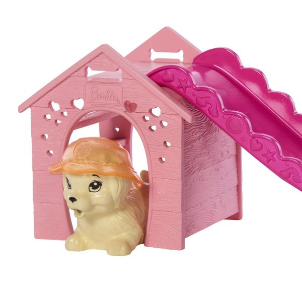 Intra in distractie la piscina cu setul de joaca Barbie Color Change Petrecerea catelusului la piscina Pune catelusii sa alunece pe toboganul special pentru ei direct in piscina in forma de inima Apasa catelusul ud ca sa stropeasca cu apa Schimbare de culoare si surprize acvatice Pentru o surpriza cu schimbare de culoare foloseste apa rece sau calda pe catelusul cu ochelari si urmareste cum isi schimba infatisarea Activitatea ideala pentru ore intregi de joaca creativa in aer liber sau in 