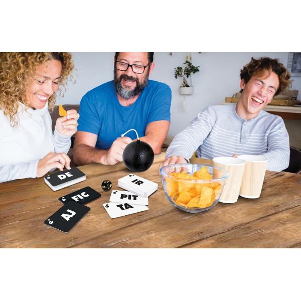 Arunca zarul pentru a vedea unde in cuvant trebuie folosite literele de pe carte Activeaza bomba extrage o carte si gandeste rapid un cuvant care sa contina toate literele tinand cont de regula stabilita de zar Da bomba urmatorului jucator care va trebui sa gaseasca un cuvant diferit cu aceleasi litere Scapa de bomba inainte sa explodeze in mainile tale Atentie timpul exploziei este aleator deci bomba poate exploda in orice moment Numar jucatori 2 Varsta recomandata 10 ani Durata 