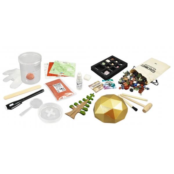 Folose&537;te cele 27 de pietre reale furnizate pentru a deveni expert în cristale &537;i pietre pre&539;ioase Realizeaz&259; experimente pentru a le descoperi propriet&259;&539;ile Folose&537;te instrumentele pentru a descoperi 8 pietre reale G&259;se&537;te versiuni &537;lefuite ale acestora în pung&259; 300 g &537;i compar&259;-le cu lupaCultiv&259; cristale gigantice &537;i cristale instant Studiaz&259; o mare varietate de roci uimitoare pietre 